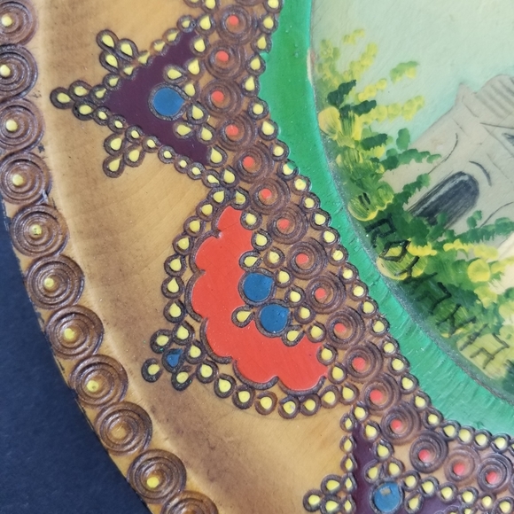 - Hand painted wooden souvenir plate Romania - Picture 7 of 8